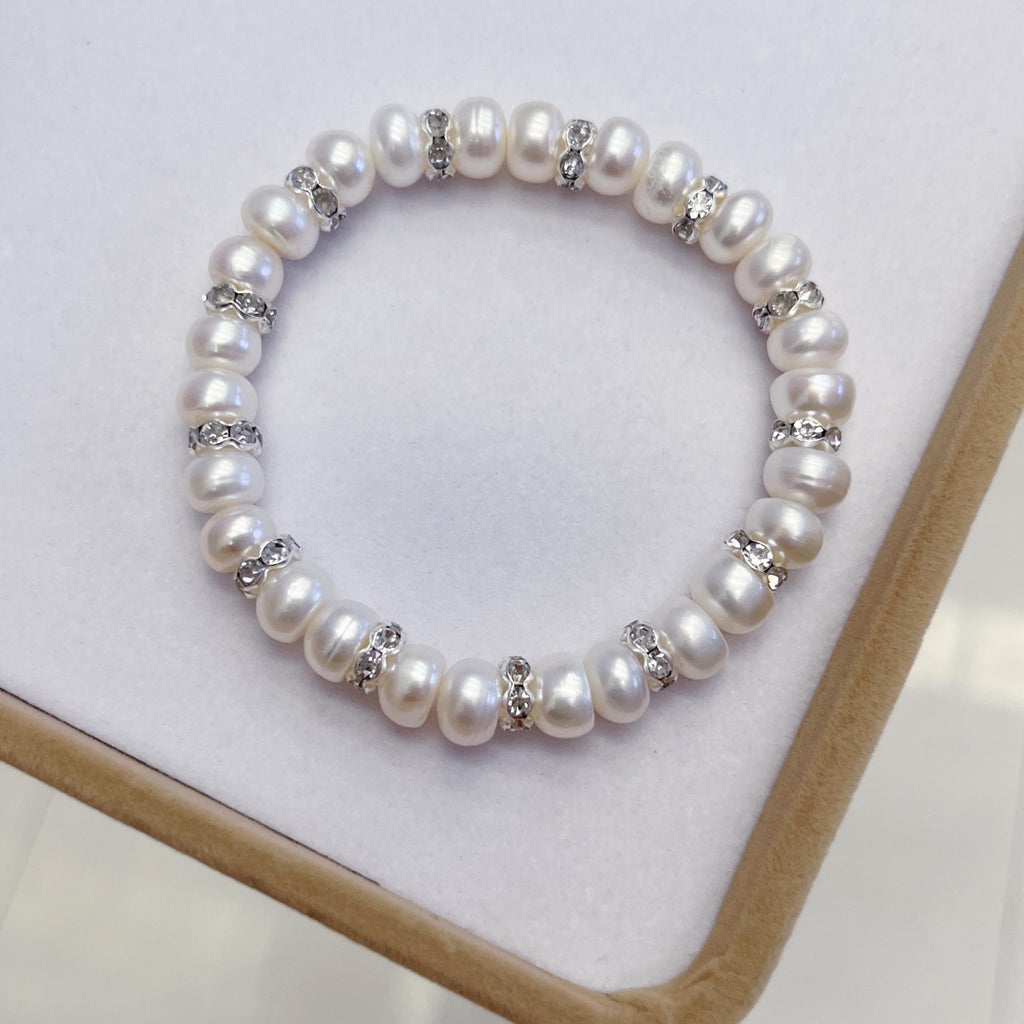 7.5-8.5mm  freshwater pearl bracelet 7 inch photographed in natural light