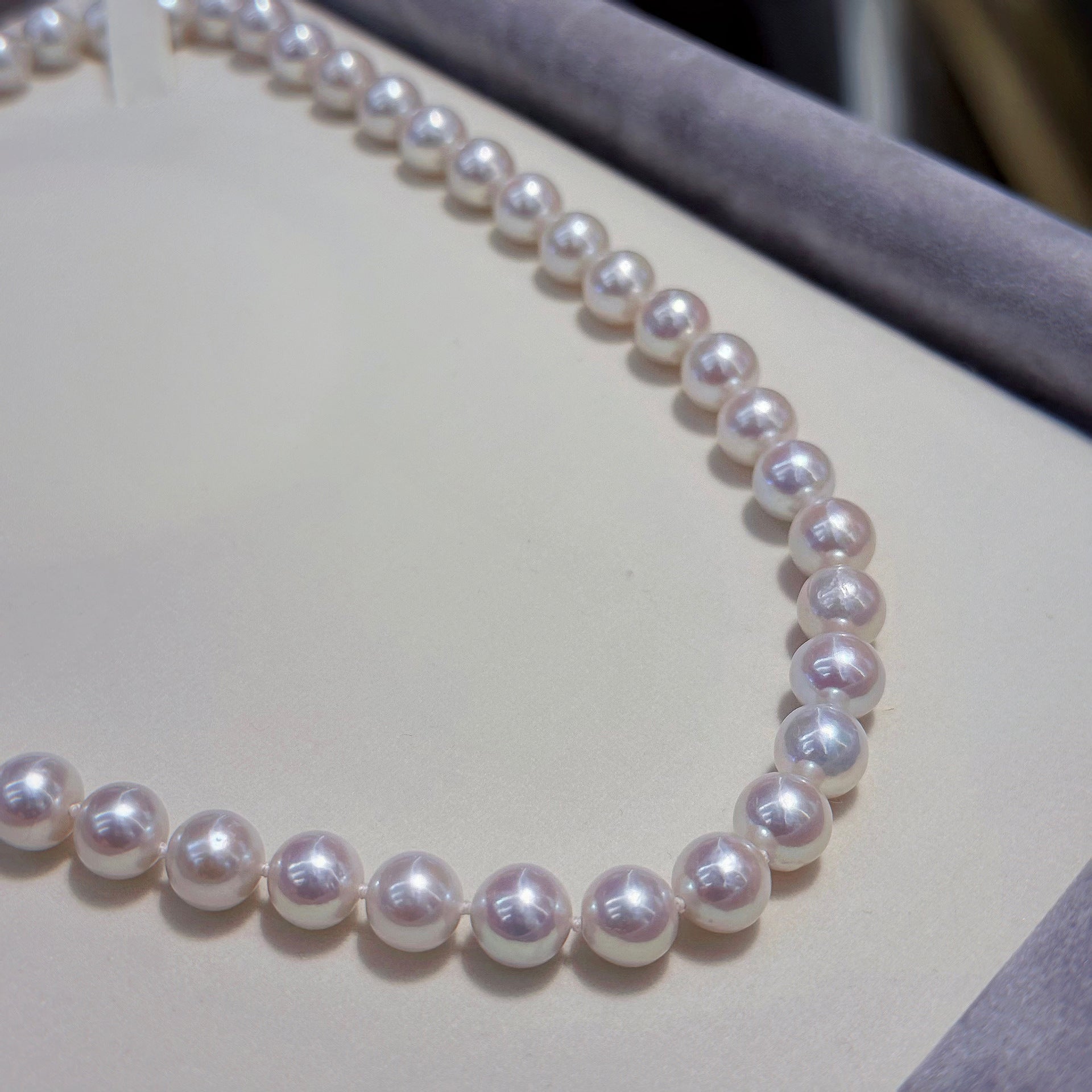AAA+ Pearl necklace details on a light surface
