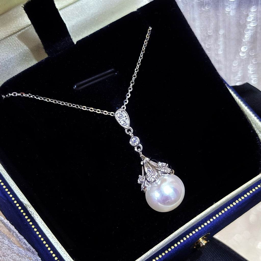 Pearl necklace with silver chain in a jewelry box